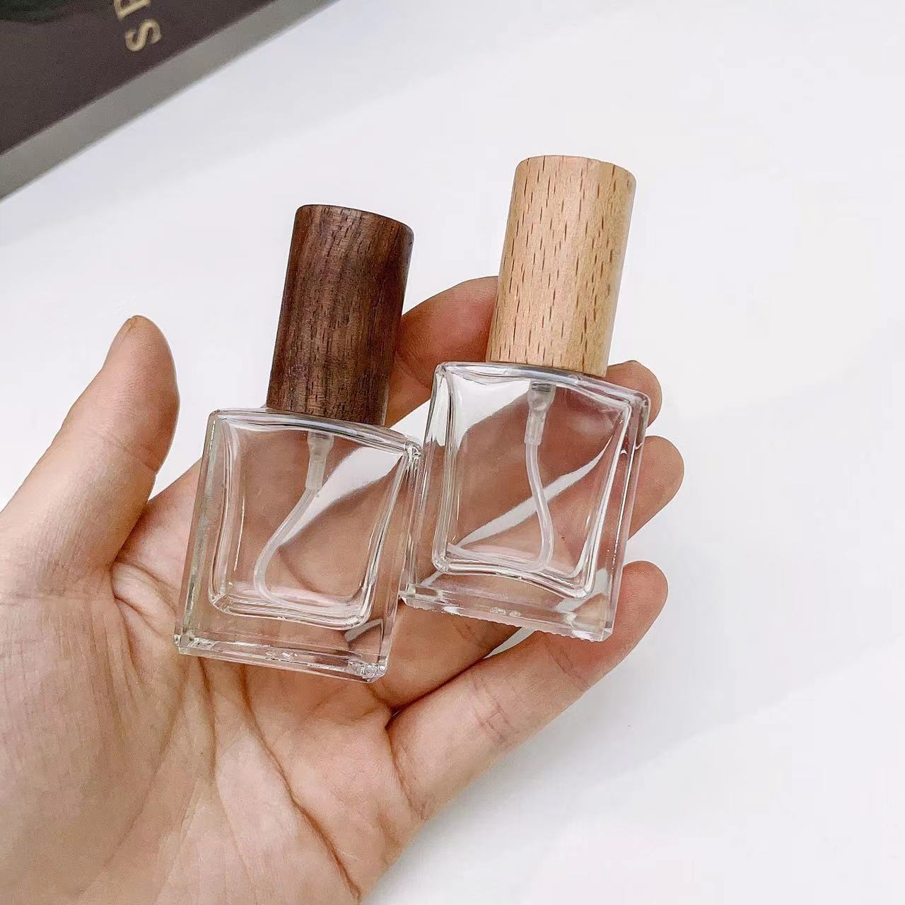ガラスフレグランススプレー,ポータブル,正方形,詰め替え可能 - Perfume Fragrance Book のレビューと価格