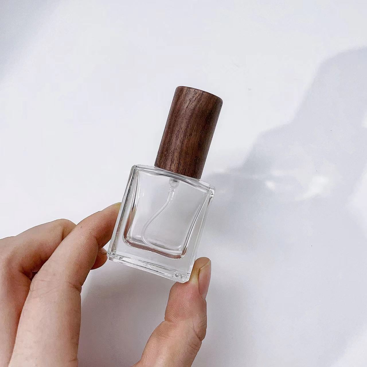 ガラスフレグランススプレー,ポータブル,正方形,詰め替え可能 - Perfume Fragrance Book のレビューと価格