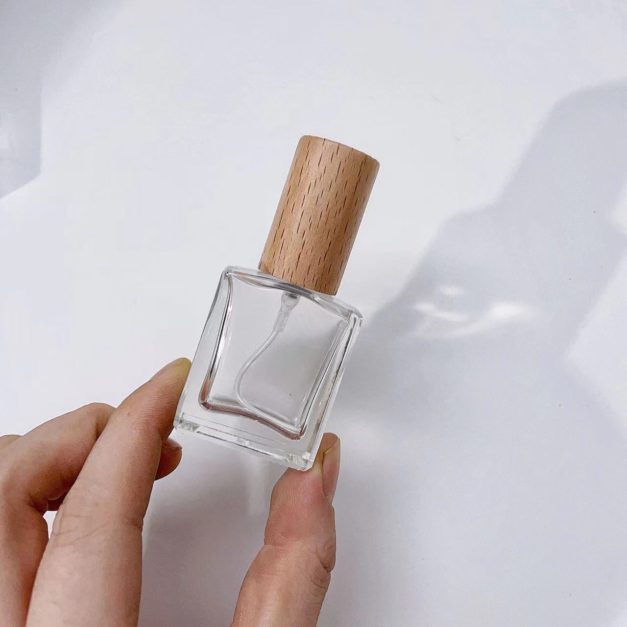 ガラスフレグランススプレー,ポータブル,正方形,詰め替え可能 - Perfume Fragrance Book のレビューと価格