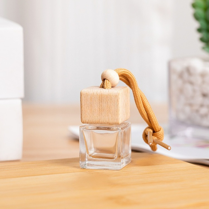 5個入り、8mlの正方形透明ガラス製、車用吊り下げ香水ボトル - Perfume Fragrance Logo のレビューと価格